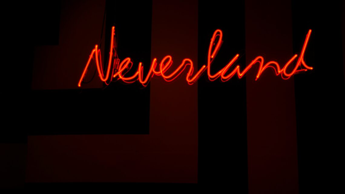 Lichtzeichen mit dem Wort Neverland