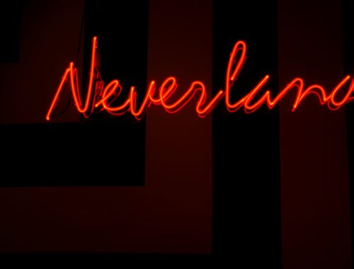 Lichtzeichen mit dem Wort Neverland